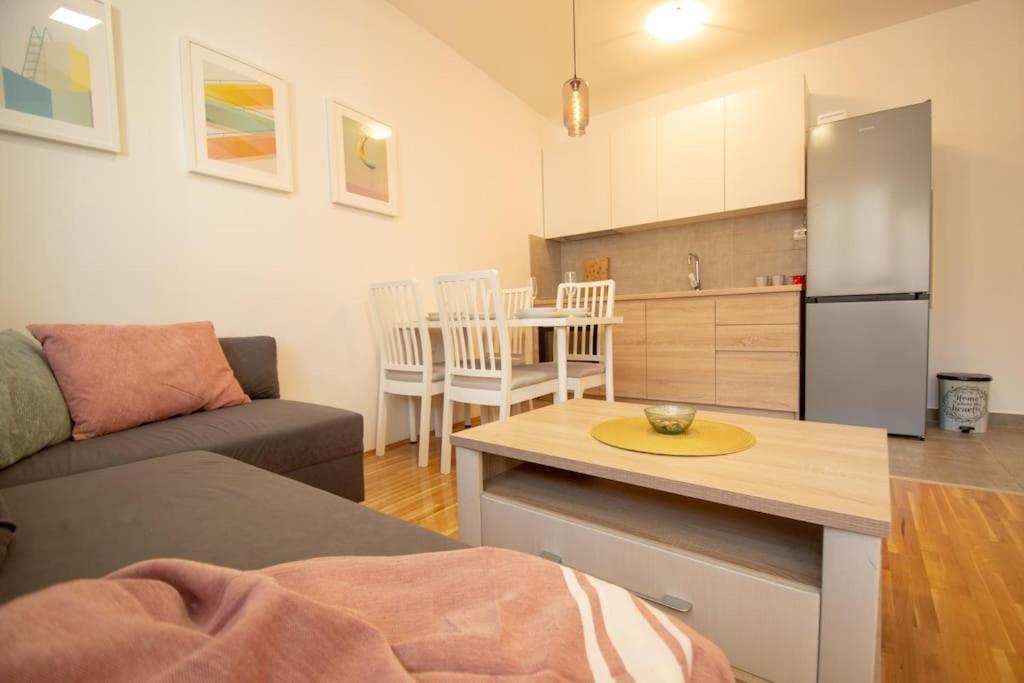 White Fields-Central 2-Bdrm Apartment With Parking Нови-Сад Экстерьер фото