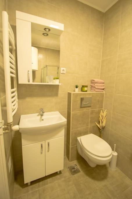 White Fields-Central 2-Bdrm Apartment With Parking Нови-Сад Экстерьер фото