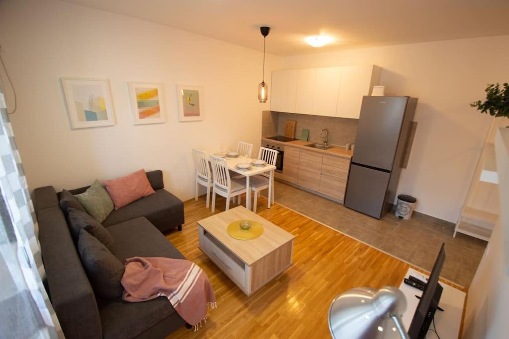 White Fields-Central 2-Bdrm Apartment With Parking Нови-Сад Экстерьер фото